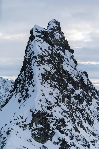 Slovakya 'nın yüksek Tatraları' ndaki kış dağlarında renkli bir günbatımı var.