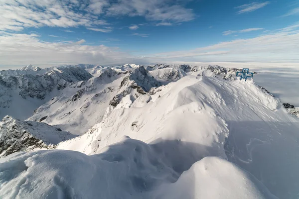 Karlı dağların tepesinde güneşli bir gün. Slovakya 'da kışın yüksek Tatras.