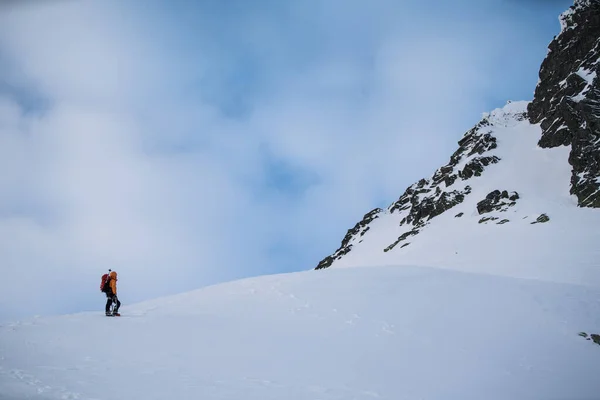 Escalador Senderismo Las Altas Montañas Invierno Nevado — Foto de Stock