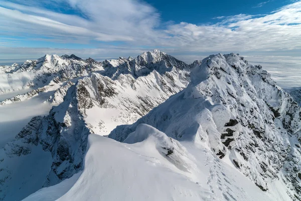Karlı dağların tepesinde güneşli bir gün. Slovakya 'da kışın yüksek Tatras.