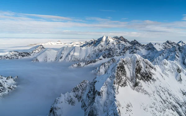 Karlı dağların tepesinde güneşli bir gün. Slovakya 'da kışın yüksek Tatras.