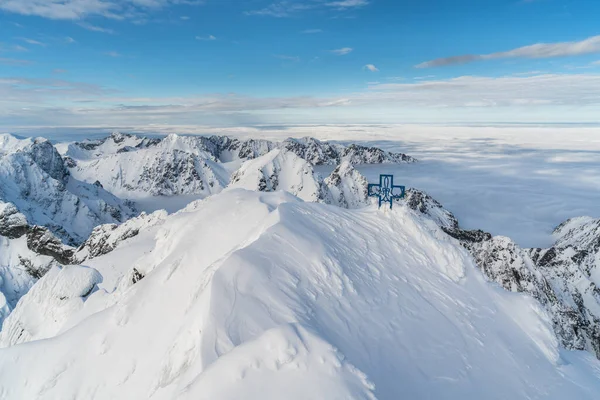 Karlı dağların tepesinde güneşli bir gün. Slovakya 'da kışın yüksek Tatras.