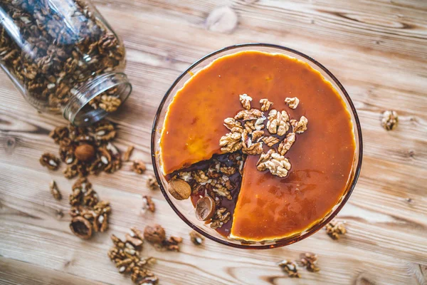 Karamelli ev yapımı chessecake ve ahşap masada ceviz. Lezzetli kahverengi kek tatlısı.