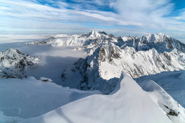 Karlı dağların tepesinde güneşli bir gün. Slovakya 'da kışın yüksek Tatras.