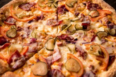 tavuk, peynir, turşu ve biber ince kabuk üzerinde lezzetli pizza
