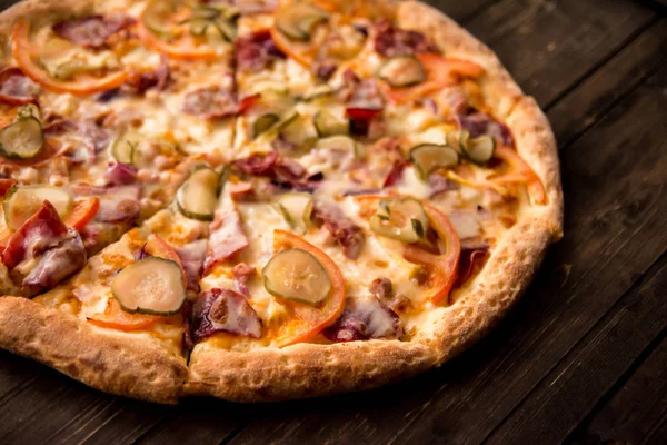 tavuk, peynir, turşu ve biber ince kabuk üzerinde lezzetli pizza