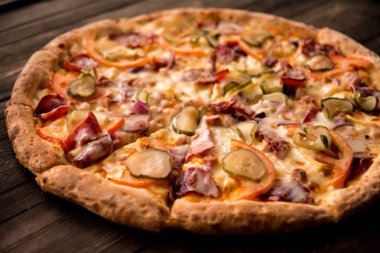 tavuk, peynir, turşu ve biber ince kabuk üzerinde lezzetli pizza