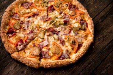 tavuk, peynir, turşu ve biber ince kabuk üzerinde lezzetli pizza