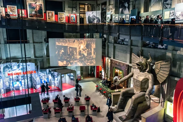 Turistas visitan el Museo Nacional de Cine en Turín, Italia — Foto de Stock
