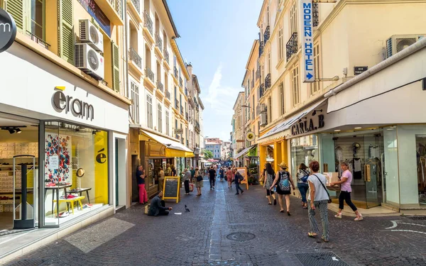 Uitzicht op straat in de oude stad Antibes, Frankrijk — Stockfoto