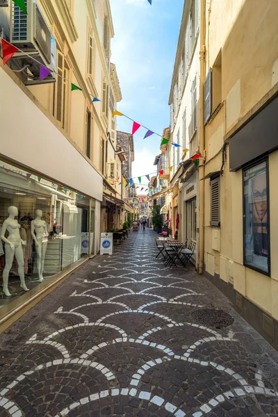 Pohled do ulic v starého města Antibes, Francie — Stock fotografie