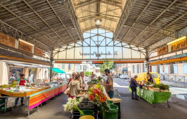 Cours Massena provencal pazarı eski şehir, Antibes.