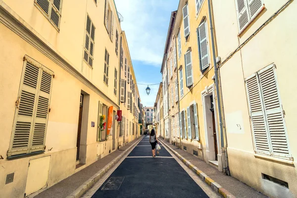 Pohled do ulic v starého města Antibes, Francie — Stock fotografie