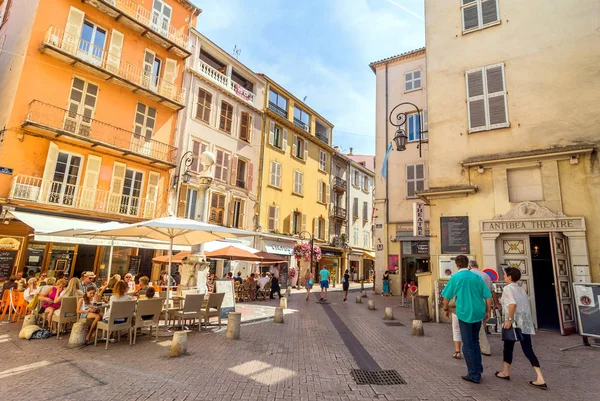 Uitzicht op straat in de oude stad Antibes, Frankrijk — Stockfoto