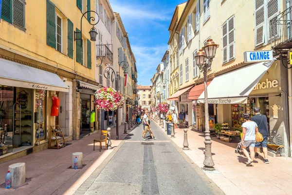 Pohled do ulic v starého města Antibes, Francie — Stock fotografie