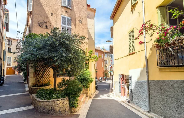 Street view i gamla stan i Antibes, Frankrike — Stockfoto