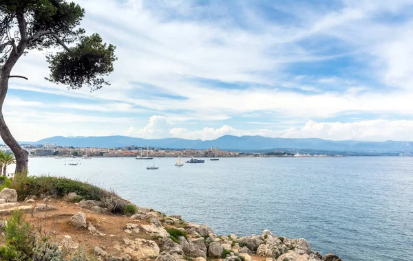 Pohled na záliv od Cap d'Antibes, Antibes. — Stock fotografie