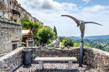 heykel ve Saint Paul de Vence panoramik görünümü ile tipik sokak