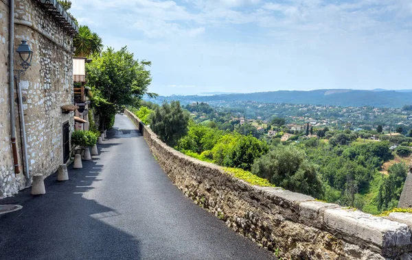 Typical street with panoramic view in Saint Paul de Vence — Stock Photo, Image