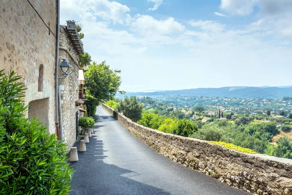 Typical street with panoramic view in Saint Paul de Vence — Stock Photo, Image