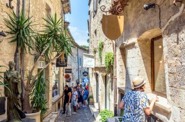 dar sokakta tipik Saint Paul de Vence, Fransa