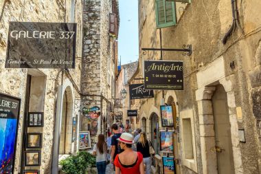 dar sokakta tipik Saint Paul de Vence, Fransa