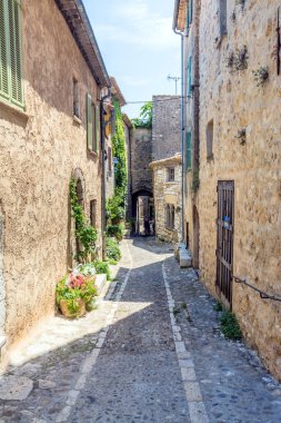 dar sokakta tipik Saint Paul de Vence, Fransa