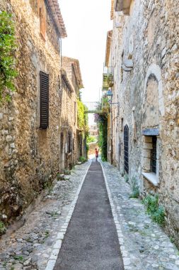 dar sokakta tipik Saint Paul de Vence, Fransa
