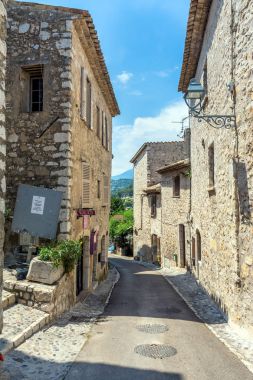 dar sokakta tipik Saint Paul de Vence, Fransa