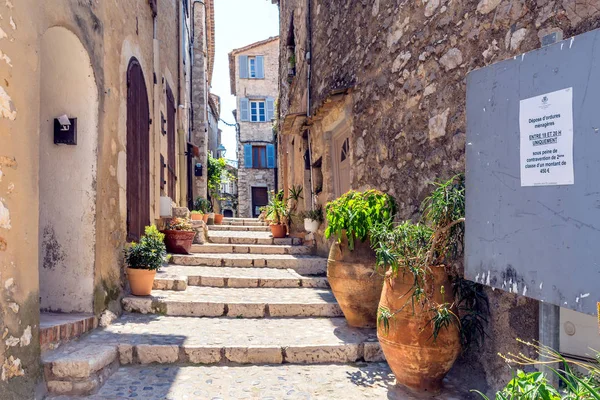 Typical narrow street in Saint Paul de Vence, France — Stock Photo, Image