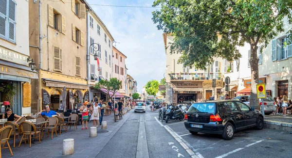 Uitzicht op straat in de oude stad Antibes, Frankrijk — Stockfoto