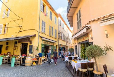 Sokak Görünümü'nde Antibes eski şehir, Fransa