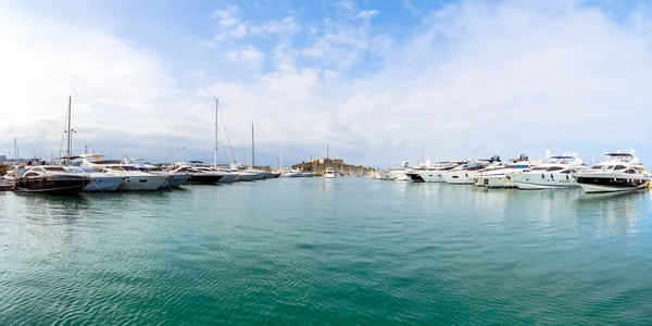 Barche e yacht in Antibes Marina, Costa Azzurra — Foto Stock