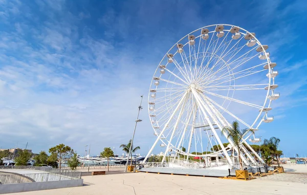 Antibes tekerlek ve Vauban limanda