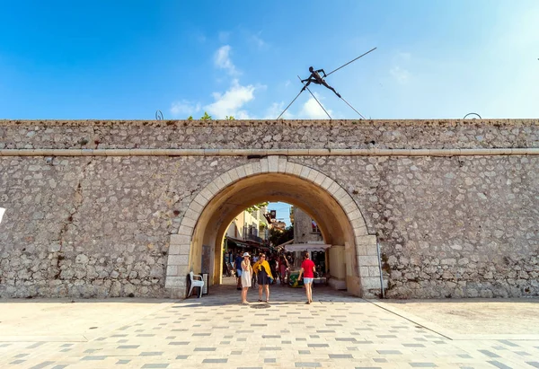 Esculturas modernas y muralla histórica y arco en Antibes —  Fotos de Stock