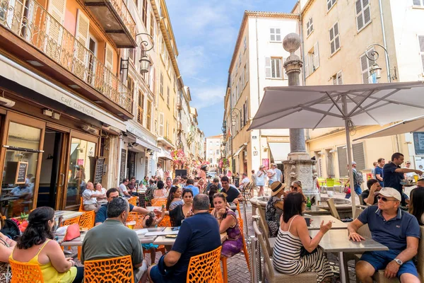 Uitzicht op straat in de oude stad Antibes, Frankrijk — Stockfoto