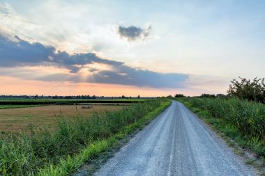 Pianura padana manzara dramatik gökyüzü gün batımında 