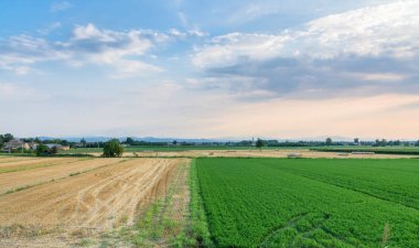 Pianura padana manzara dramatik gökyüzü gün batımında 