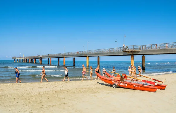 Středozemní moře a molo v Marina di Pietrasanta, Itálie — Stock fotografie