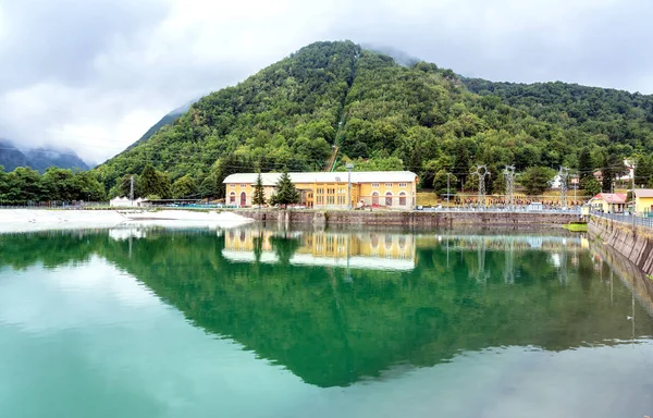 Paisaje con central hidroeléctrica y lago en Ligonchio, Italia — Foto de Stock
