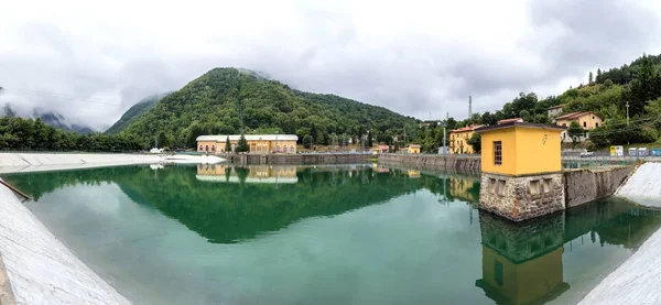 Paisaje con central hidroeléctrica y lago en Ligonchio, Italia — Foto de Stock