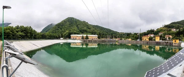 Paisaje con central hidroeléctrica y lago en Ligonchio , — Foto de Stock