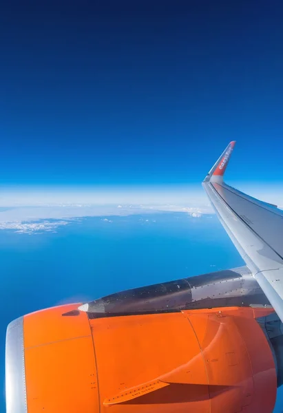 Ala del avión easyJet y vista aérea del Océano Atlántico — Foto de Stock