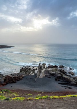 Atlantik Okyanusu üzerinde el Golfo defne. Lanzarote. Kanarya Adaları