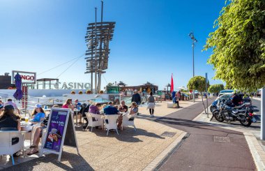 Puerto del Carmen, İspanya - 24 Aralık 2016: Avenida de las Playas sokak göster turist Puerto del Carmen, İspanya. Avenida de las Playas olduğunu 7 km uzunluğunda ve Puerto del Carmen, Lanzarote ana cadde.