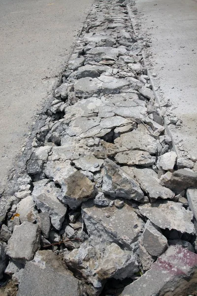 壊れたコンクリートの道路 — ストック写真