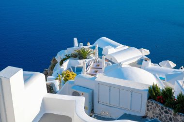 Beyaz Mavi gökyüzü ve denizin Santorini Adası, Oia, Yunanistan karşı bina