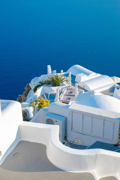 Edificio blanco contra el cielo azul y el mar en la isla de Santorini, Oia, Grecia — Foto de Stock