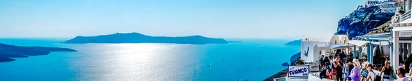 白色建筑，蓝蓝的天空和生动海伊亚，希腊圣托里尼岛的全景鸟眼鸟瞰图 — 图库照片