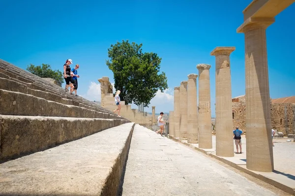 Berühmte griechische Tempelsäule und Steintreppe vor klarem blauen Himmel in Lindos Akropolis Rhodes Athena Tempel, Griechenland — Stockfoto